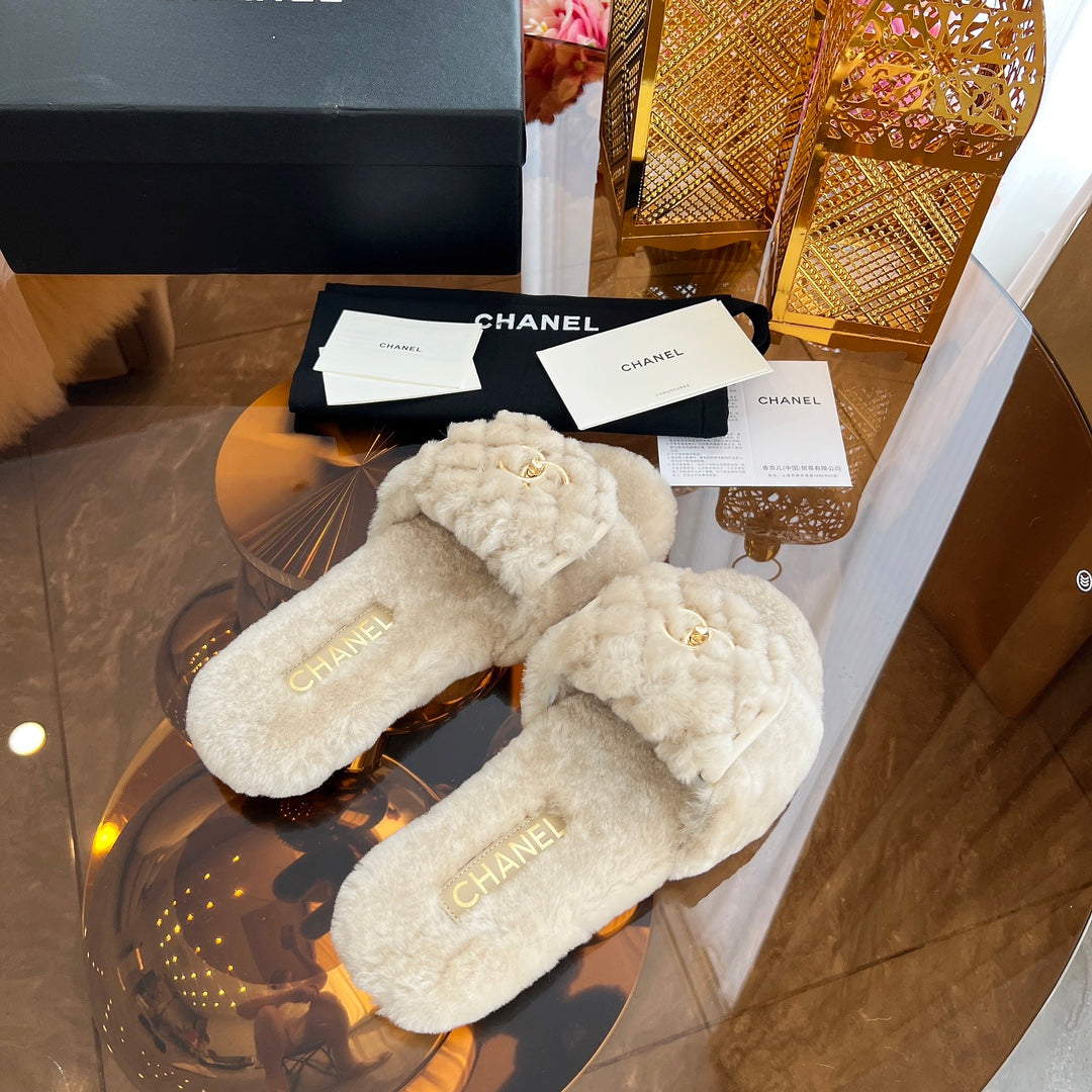 CHANEL 25S FUR SLIPPERS IN LIGHT BEIGE LOGO GOLD HARDWARE