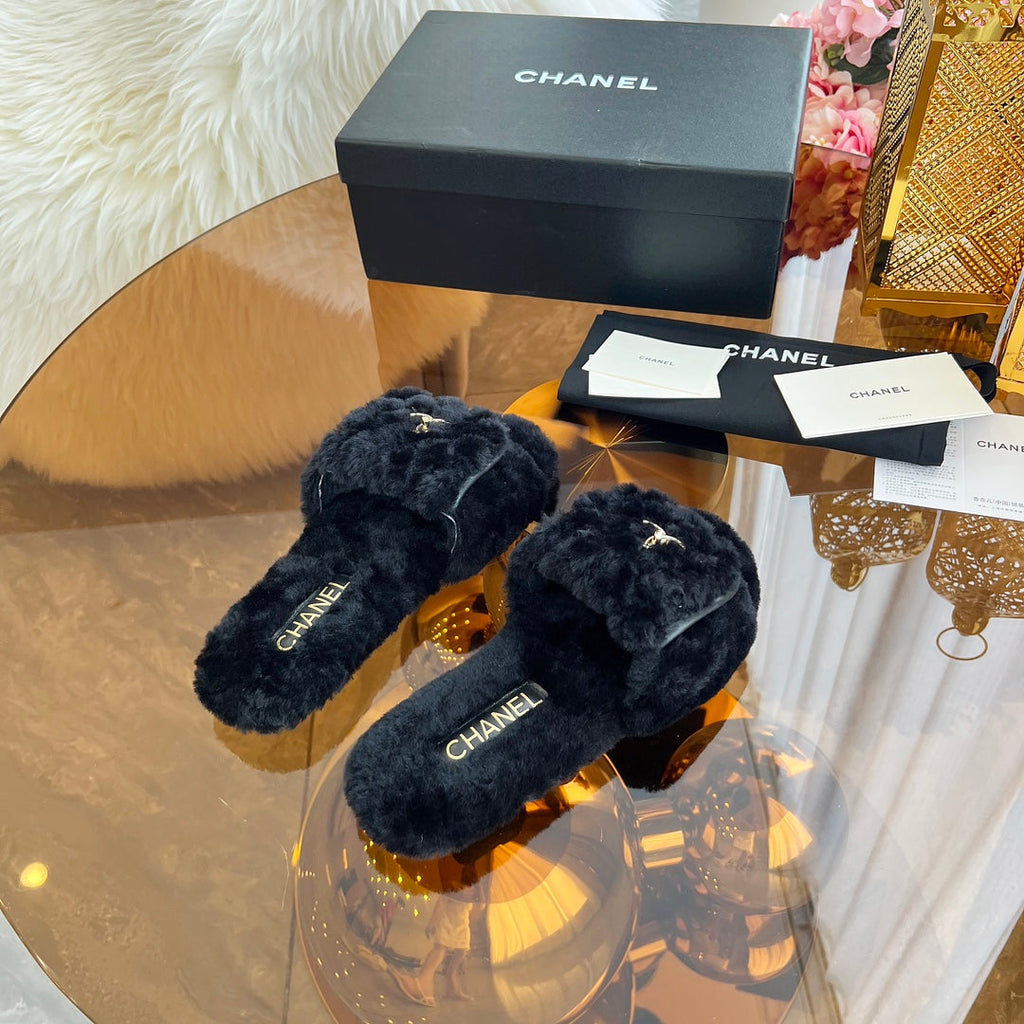 CHANEL 25S FUR SLIPPERS IN BLACK LOGO GOLD HARDWARE