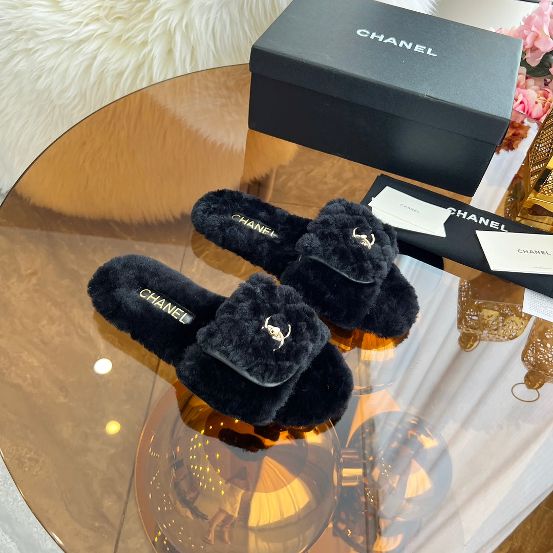 CHANEL 25S FUR SLIPPERS IN BLACK LOGO GOLD HARDWARE