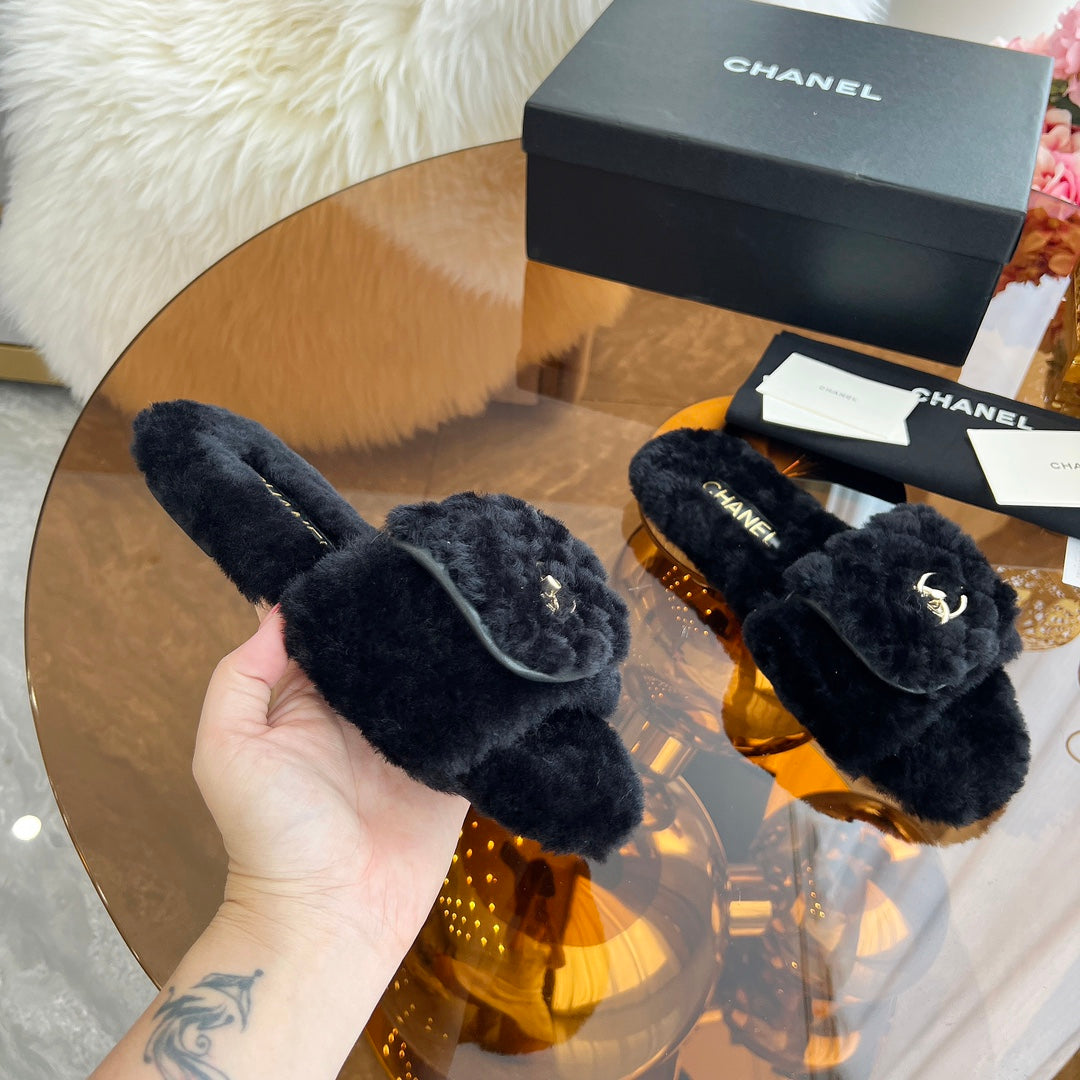 CHANEL 25S FUR SLIPPERS IN BLACK LOGO GOLD HARDWARE
