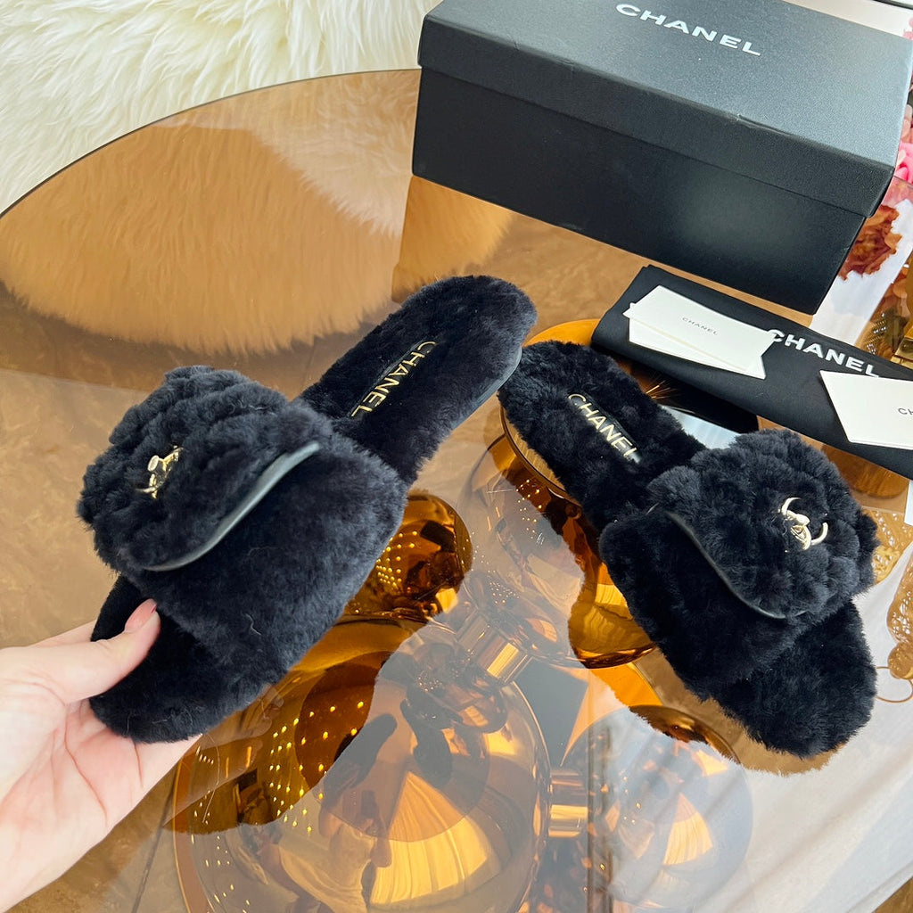 CHANEL 25S FUR SLIPPERS IN BLACK LOGO GOLD HARDWARE
