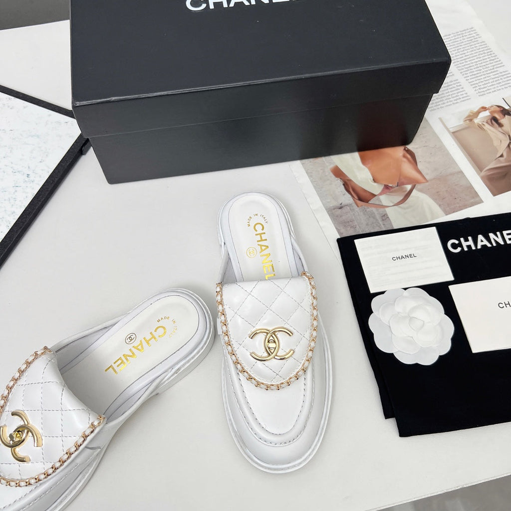 CHANEL 25S MULES WITH CHAIN DETAIL IN WHITE CALFSKIN GOLD HARDWARE