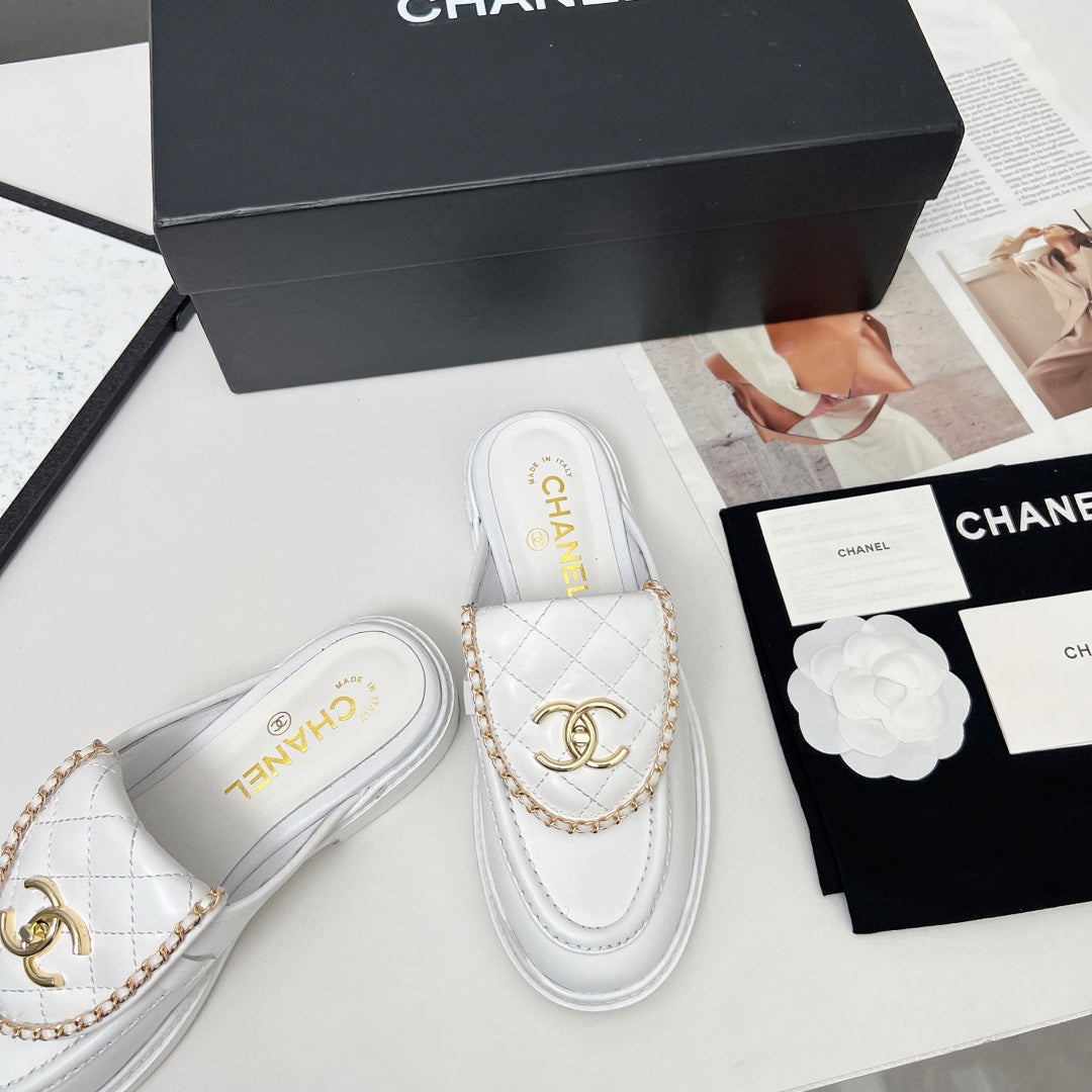 CHANEL 25S MULES WITH CHAIN DETAIL IN WHITE CALFSKIN GOLD HARDWARE