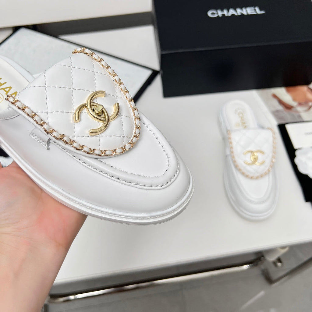 CHANEL 25S MULES WITH CHAIN DETAIL IN WHITE CALFSKIN GOLD HARDWARE