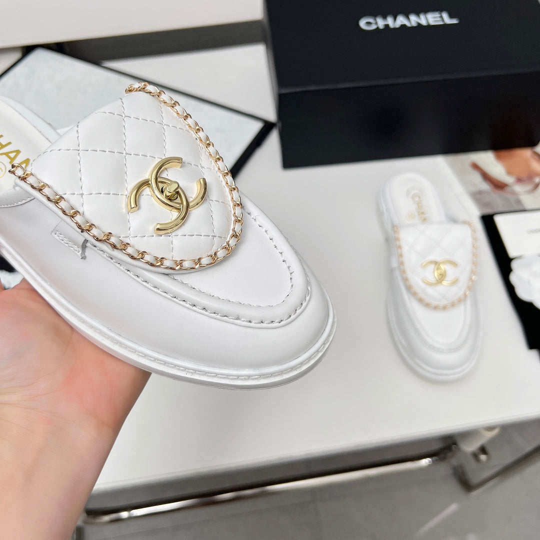 CHANEL 25S MULES WITH CHAIN DETAIL IN WHITE CALFSKIN GOLD HARDWARE