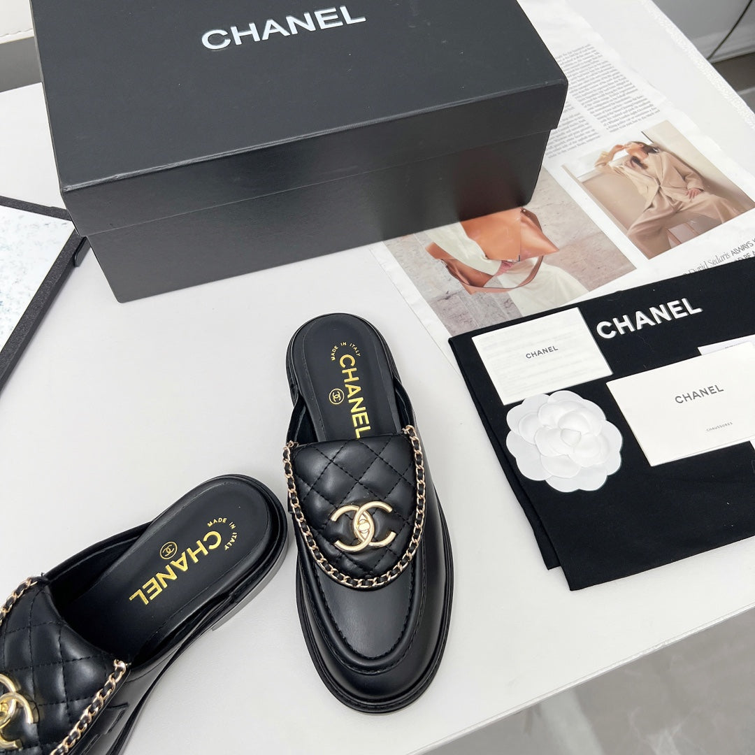 CHANEL 25S MULES WITH CHAIN DETAIL IN BLACK CALFSKIN GOLD HARDWARE