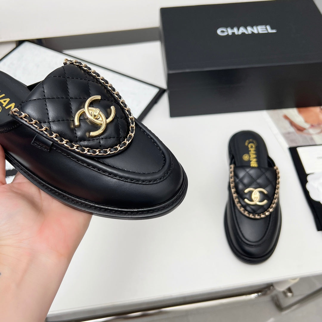 CHANEL 25S MULES WITH CHAIN DETAIL IN BLACK CALFSKIN GOLD HARDWARE