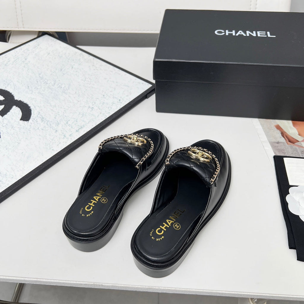 CHANEL 25S MULES WITH CHAIN DETAIL IN BLACK CALFSKIN GOLD HARDWARE
