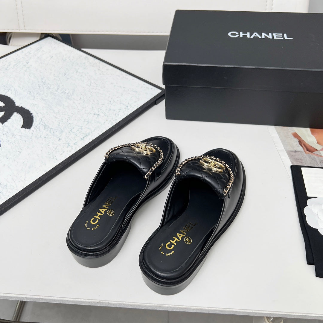 CHANEL 25S MULES WITH CHAIN DETAIL IN BLACK CALFSKIN GOLD HARDWARE