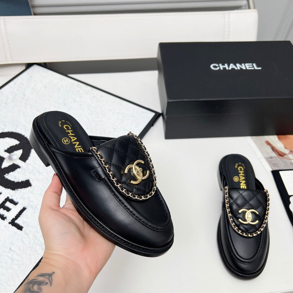 CHANEL 25S MULES WITH CHAIN DETAIL IN BLACK CALFSKIN GOLD HARDWARE