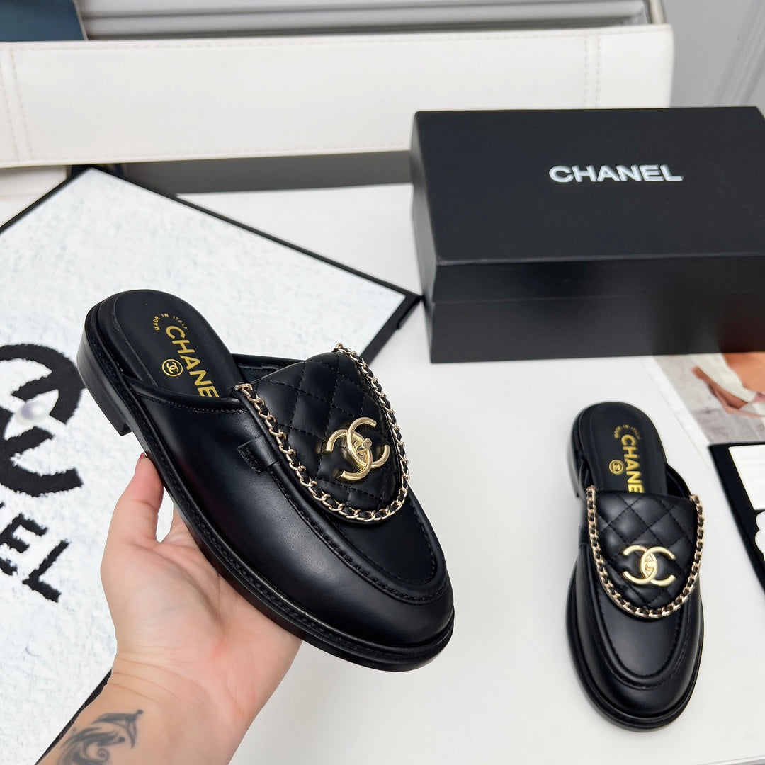 CHANEL 25S MULES WITH CHAIN DETAIL IN BLACK CALFSKIN GOLD HARDWARE