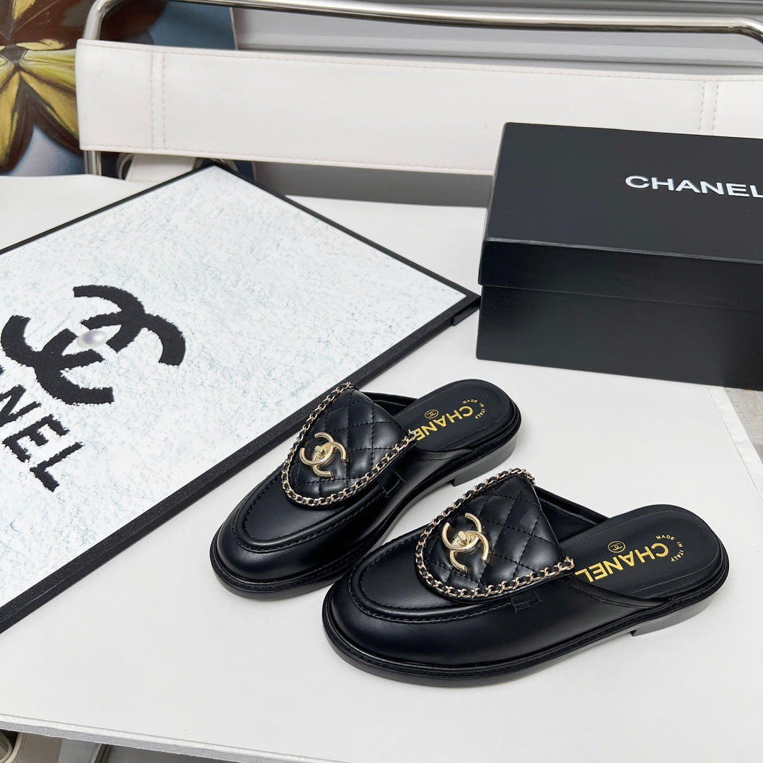 CHANEL 25S MULES WITH CHAIN DETAIL IN BLACK CALFSKIN GOLD HARDWARE