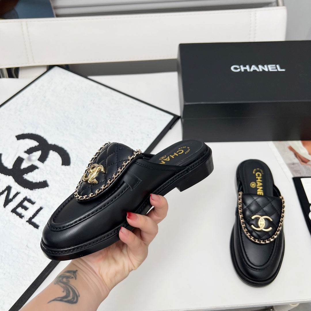CHANEL 25S MULES WITH CHAIN DETAIL IN BLACK CALFSKIN GOLD HARDWARE
