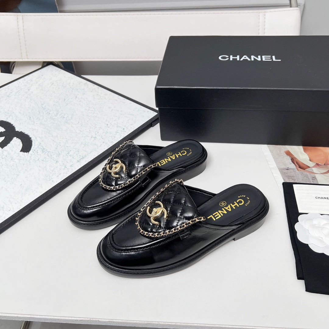 CHANEL 25S MULES WITH CHAIN DETAIL IN BLACK GLOSSY CALFSKIN GOLD HARDWARE