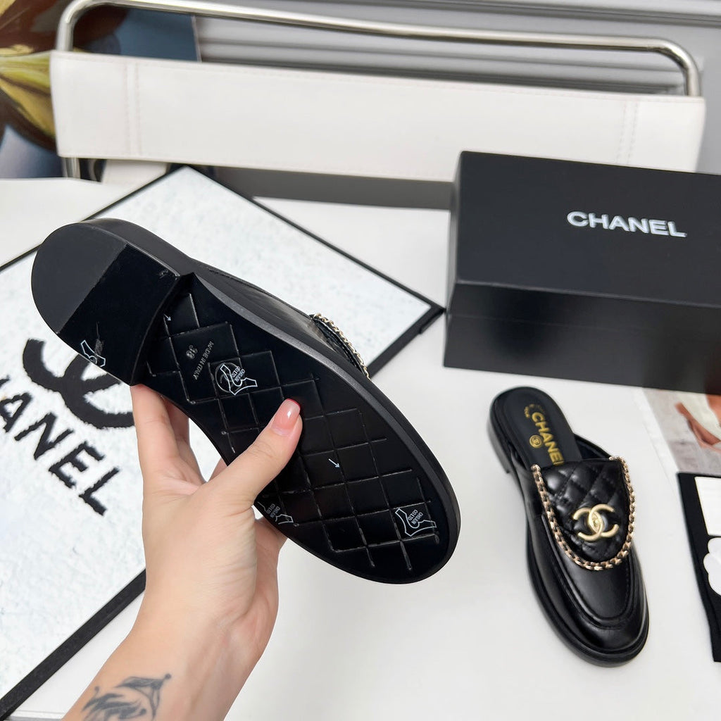 CHANEL 25S MULES WITH CHAIN DETAIL IN BLACK GLOSSY CALFSKIN GOLD HARDWARE