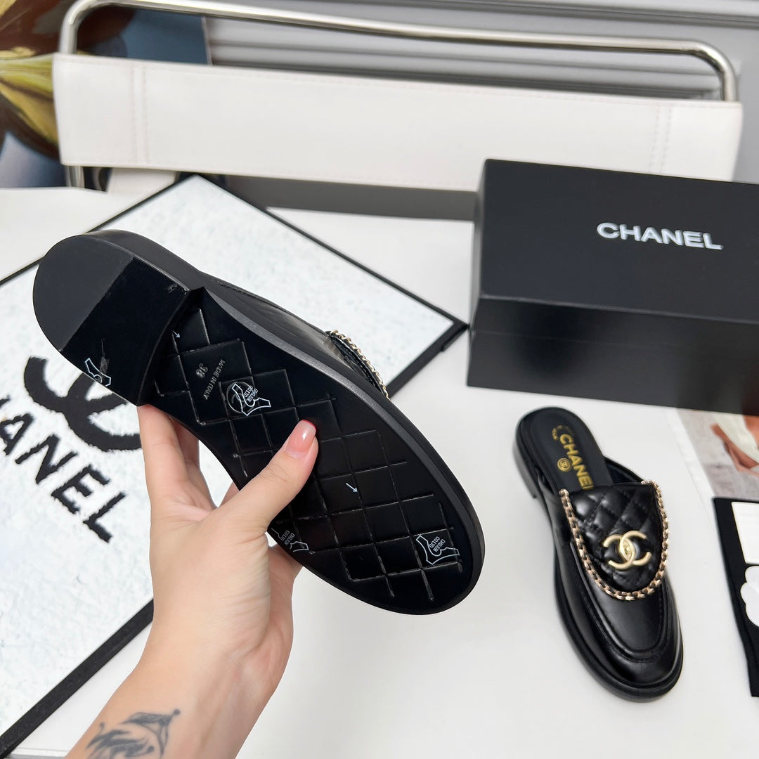 CHANEL 25S MULES WITH CHAIN DETAIL IN BLACK GLOSSY CALFSKIN GOLD HARDWARE