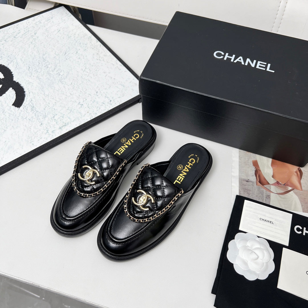 CHANEL 25S MULES WITH CHAIN DETAIL IN BLACK GLOSSY CALFSKIN GOLD HARDWARE