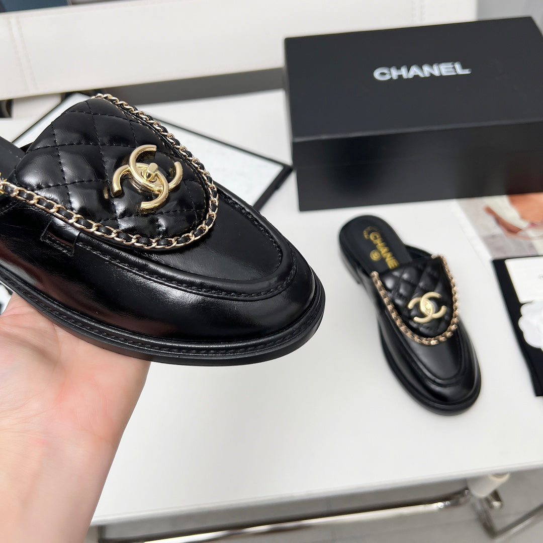 CHANEL 25S MULES WITH CHAIN DETAIL IN BLACK GLOSSY CALFSKIN GOLD HARDWARE