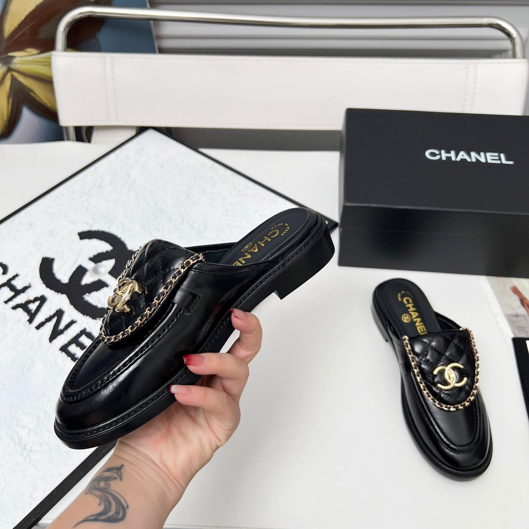 CHANEL 25S MULES WITH CHAIN DETAIL IN BLACK GLOSSY CALFSKIN GOLD HARDWARE