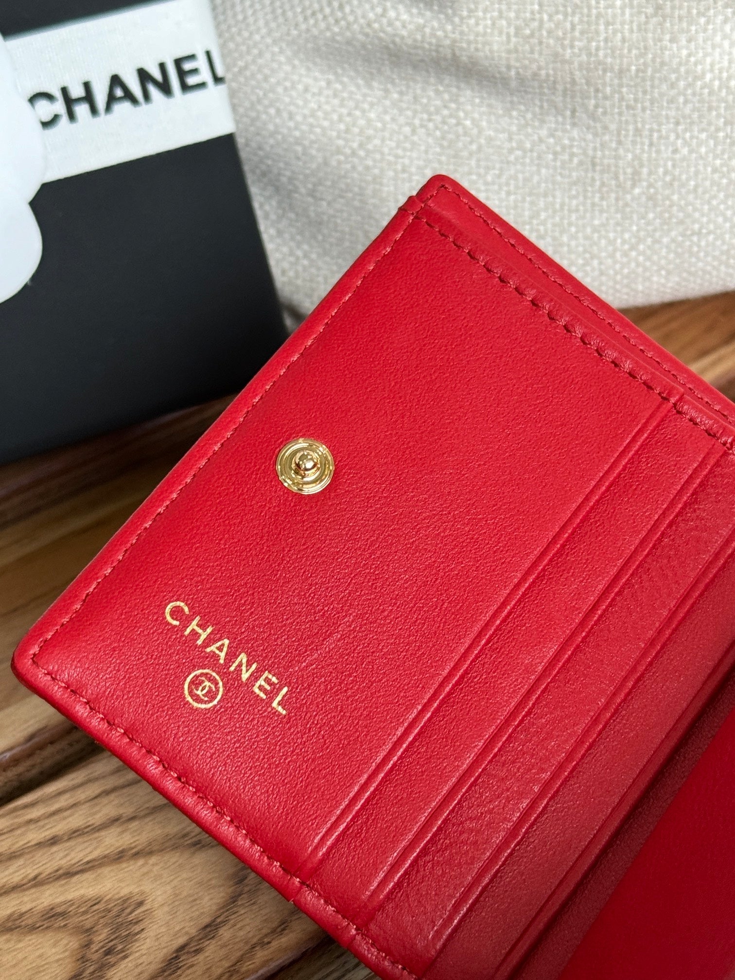 SMALL FLAP WALLET 12 IN RED GRAINED CALFSKIN GOLD-TONE HARDWARE