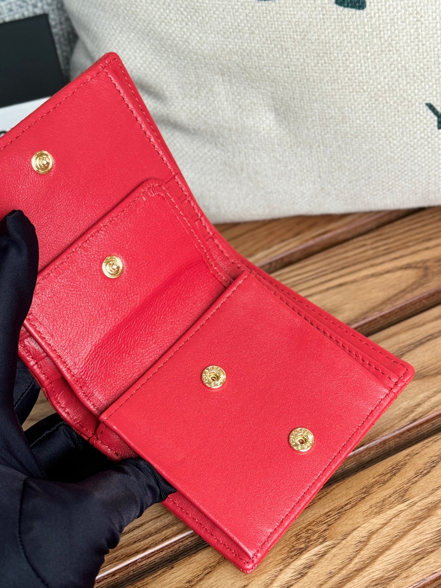 SMALL FLAP WALLET 12 IN RED GRAINED CALFSKIN GOLD-TONE HARDWARE