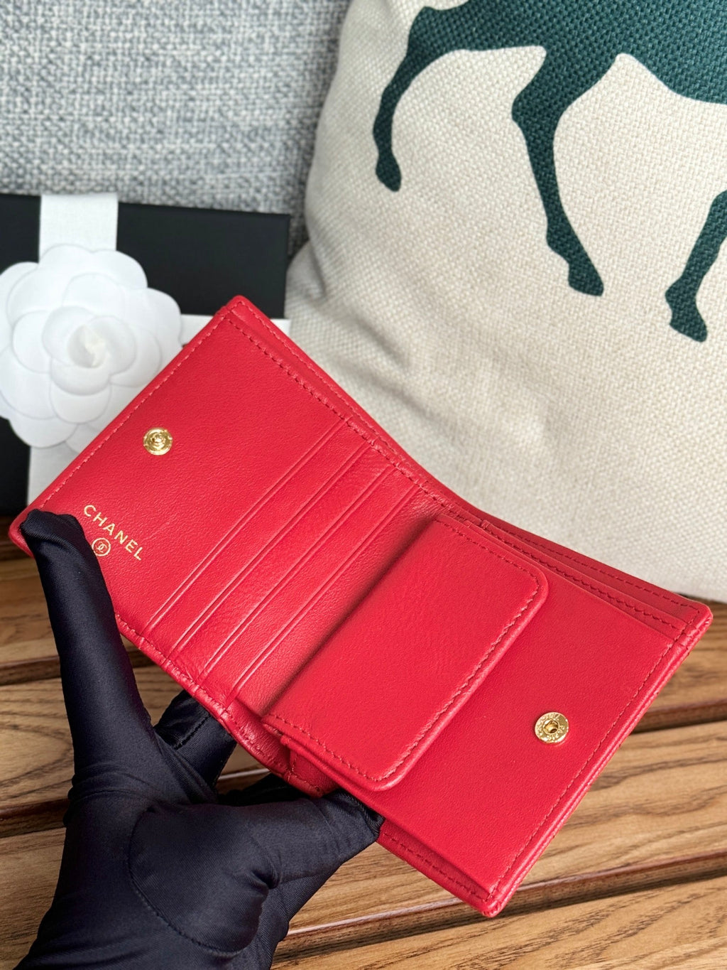 SMALL FLAP WALLET 12 IN RED GRAINED CALFSKIN GOLD-TONE HARDWARE
