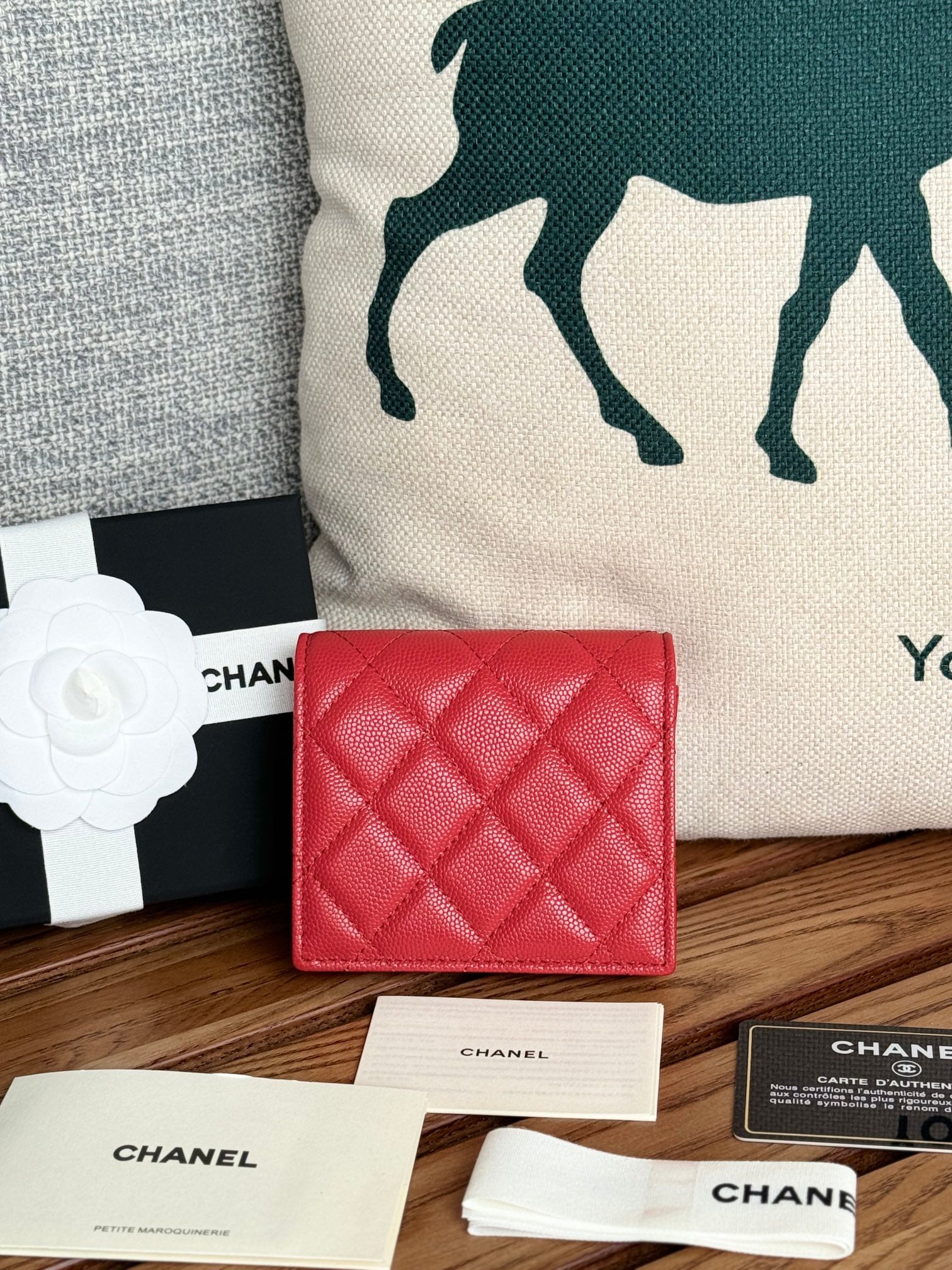 SMALL FLAP WALLET 12 IN RED GRAINED CALFSKIN GOLD-TONE HARDWARE
