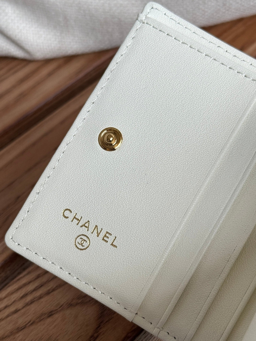 SMALL FLAP WALLET 12 IN WHITE GRAINED CALFSKIN GOLD-TONE HARDWARE