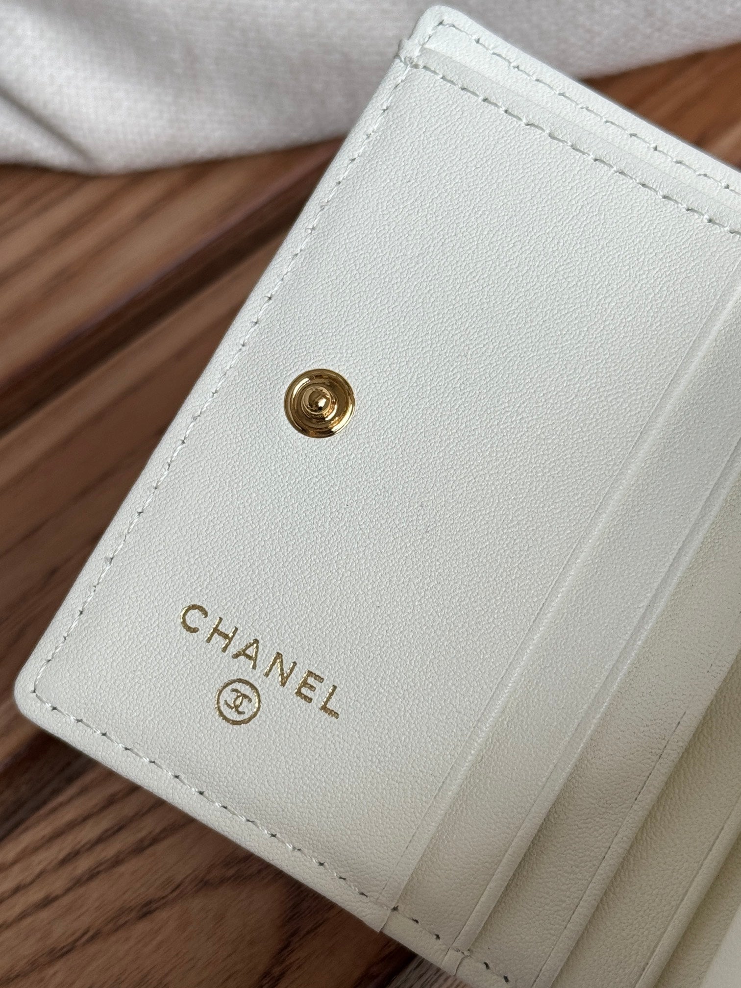 SMALL FLAP WALLET 12 IN WHITE GRAINED CALFSKIN GOLD-TONE HARDWARE