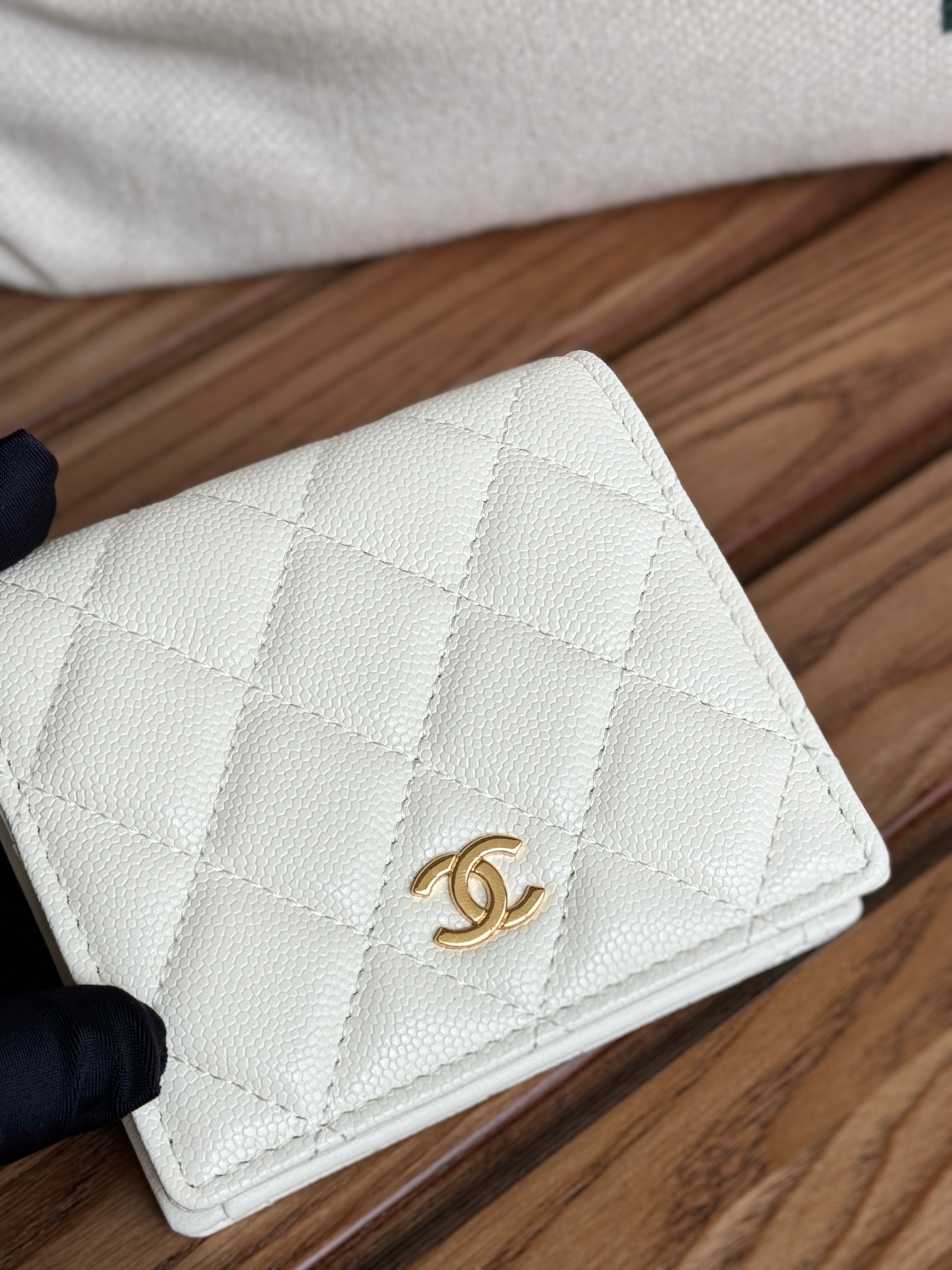 SMALL FLAP WALLET 12 IN WHITE GRAINED CALFSKIN GOLD-TONE HARDWARE