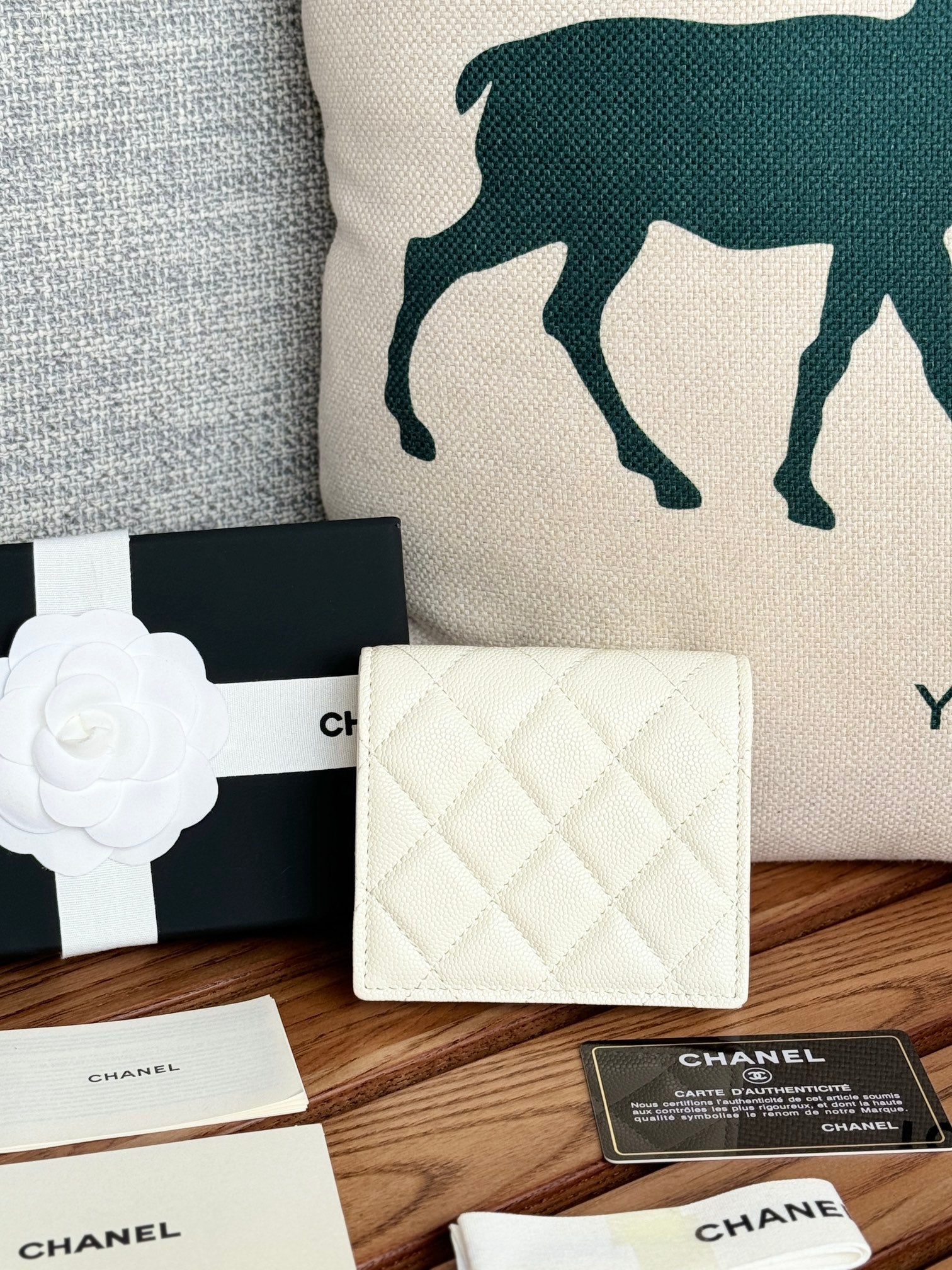 SMALL FLAP WALLET 12 IN WHITE GRAINED CALFSKIN GOLD-TONE HARDWARE