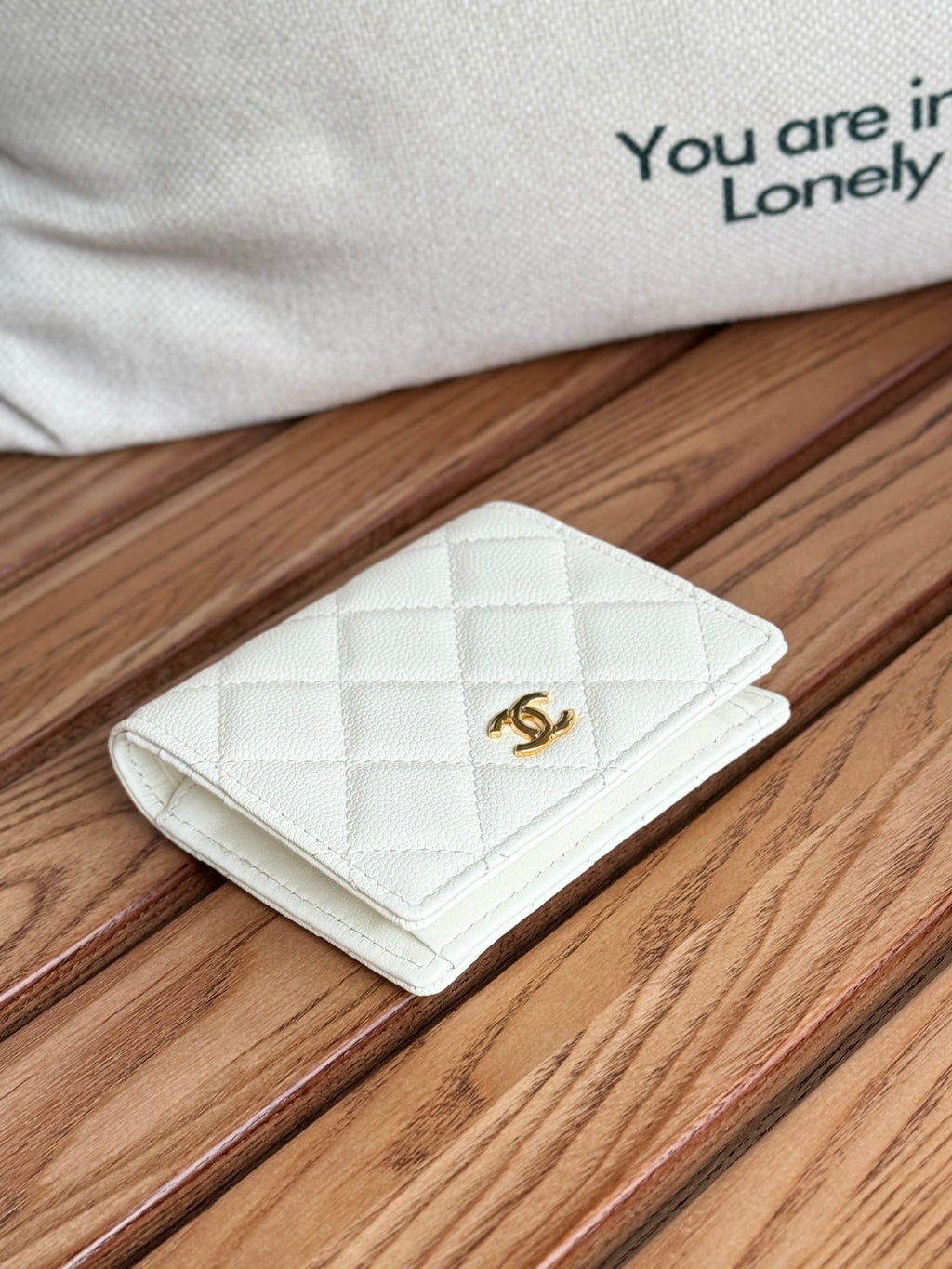 SMALL FLAP WALLET 12 IN WHITE GRAINED CALFSKIN GOLD-TONE HARDWARE