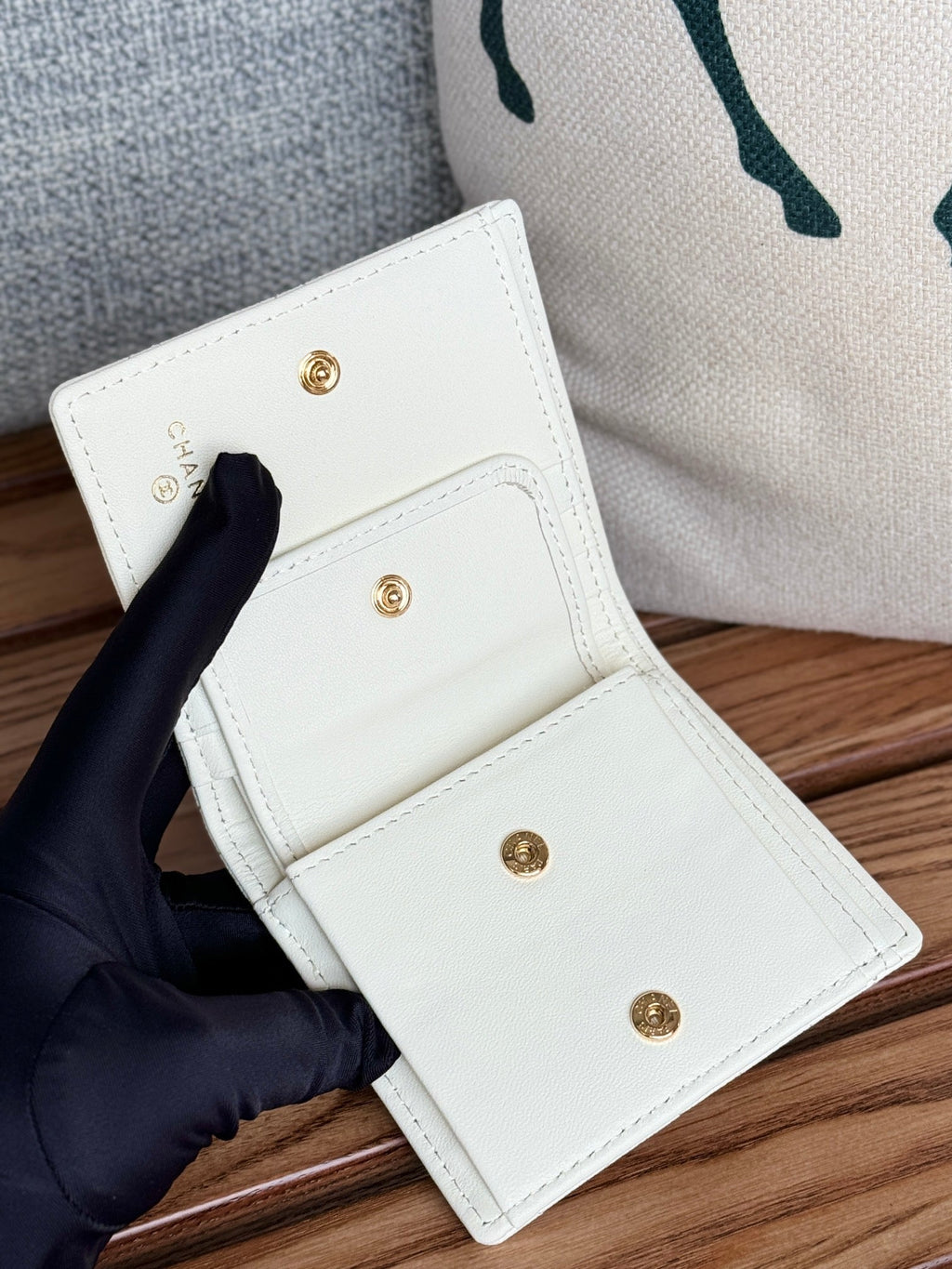 SMALL FLAP WALLET 12 IN WHITE GRAINED CALFSKIN GOLD-TONE HARDWARE