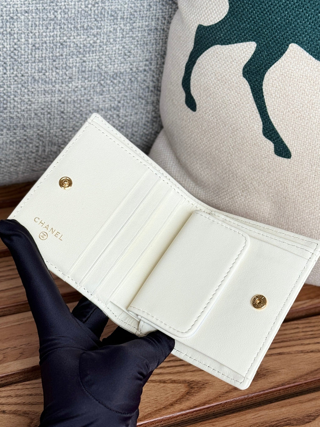 SMALL FLAP WALLET 12 IN WHITE GRAINED CALFSKIN GOLD-TONE HARDWARE