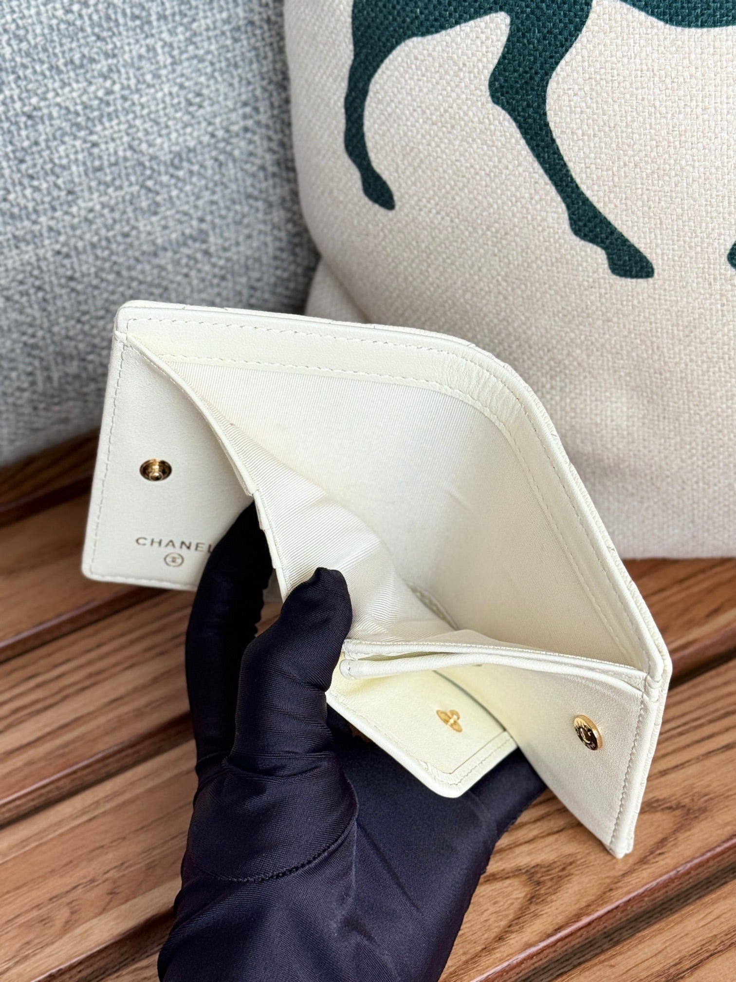 SMALL FLAP WALLET 12 IN WHITE GRAINED CALFSKIN GOLD-TONE HARDWARE