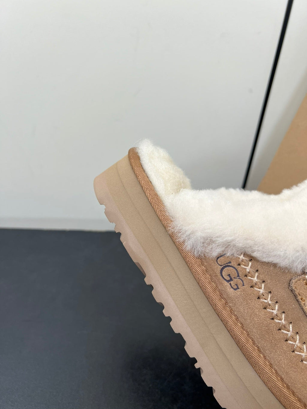 DISQUETTE ALPINE IN PEANUT BROWN SUEDE AND WHITE FLEECE