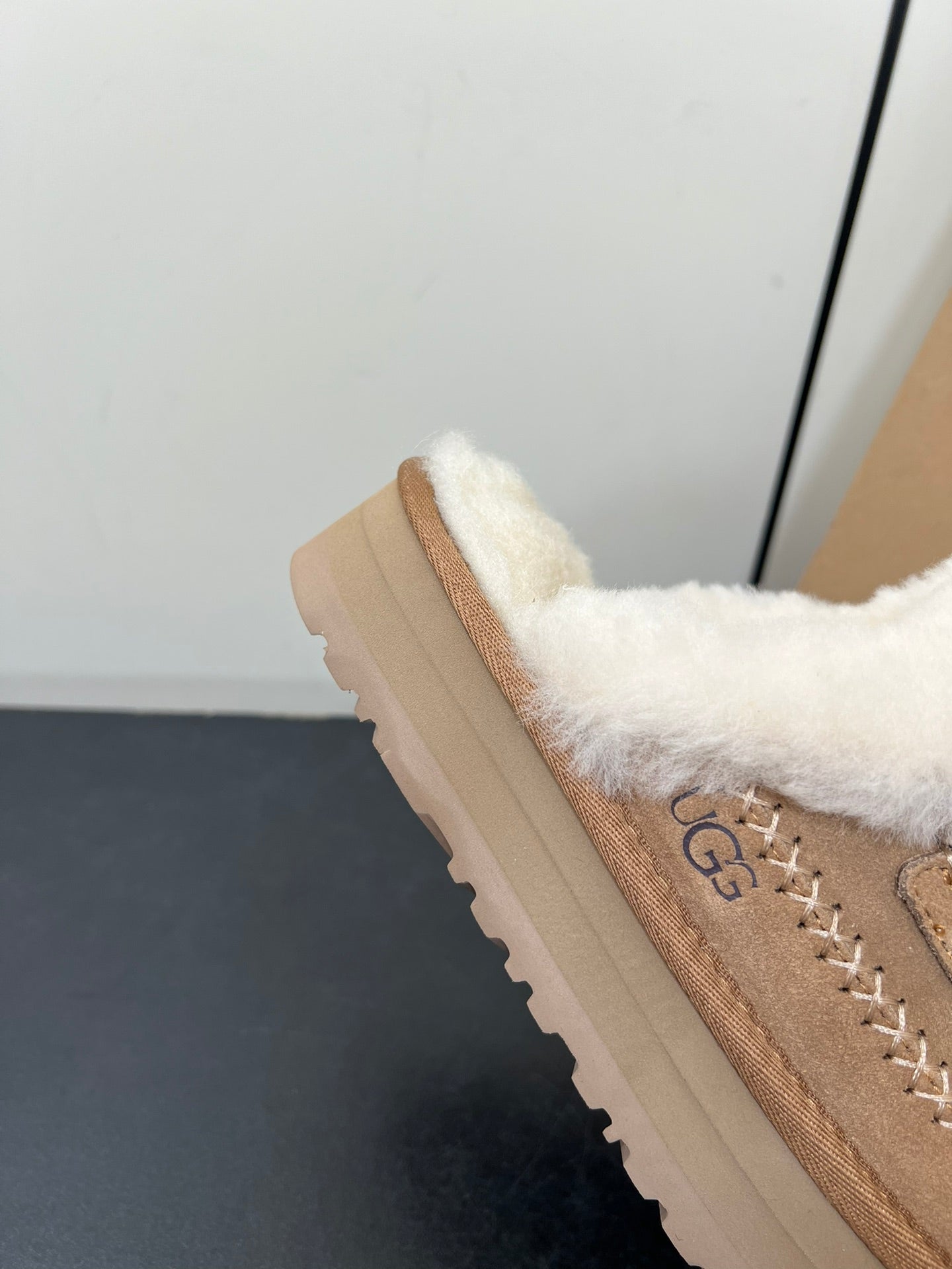 DISQUETTE ALPINE IN PEANUT BROWN SUEDE AND WHITE FLEECE