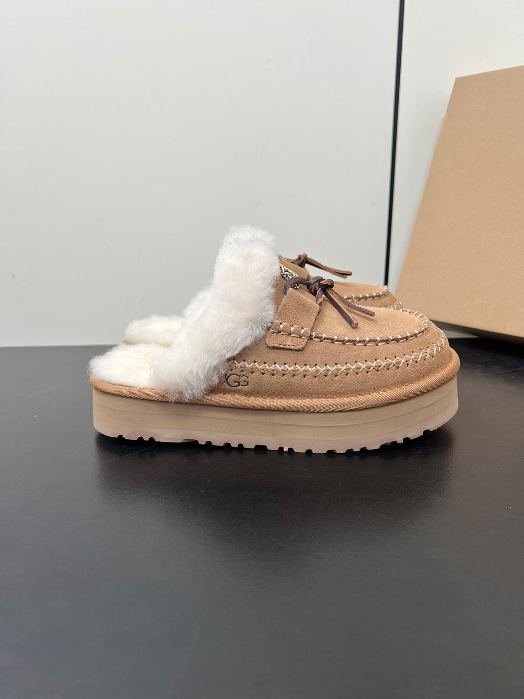 DISQUETTE ALPINE IN PEANUT BROWN SUEDE AND WHITE FLEECE