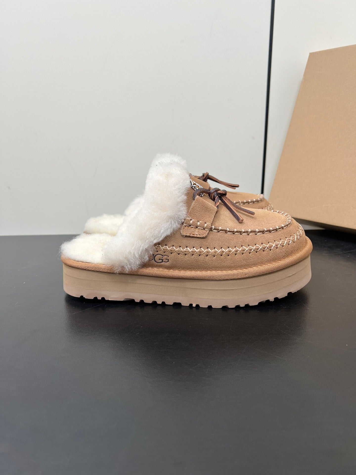 DISQUETTE ALPINE IN PEANUT BROWN SUEDE AND WHITE FLEECE