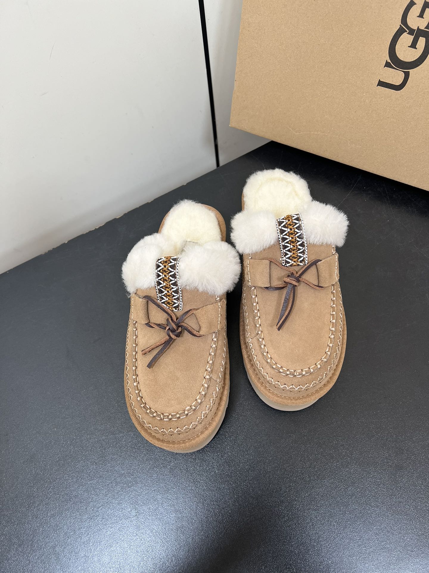 DISQUETTE ALPINE IN PEANUT BROWN SUEDE AND WHITE FLEECE