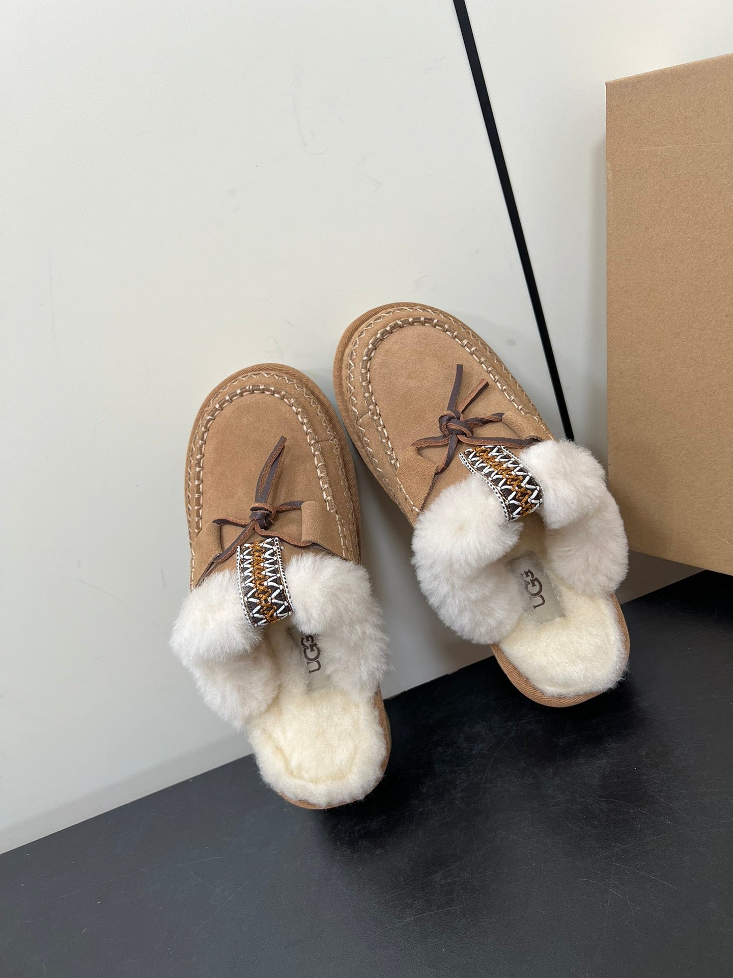 DISQUETTE ALPINE IN PEANUT BROWN SUEDE AND WHITE FLEECE