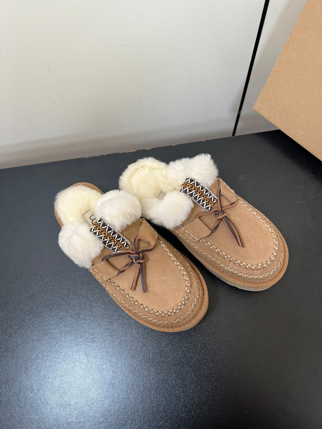 DISQUETTE ALPINE IN PEANUT BROWN SUEDE AND WHITE FLEECE
