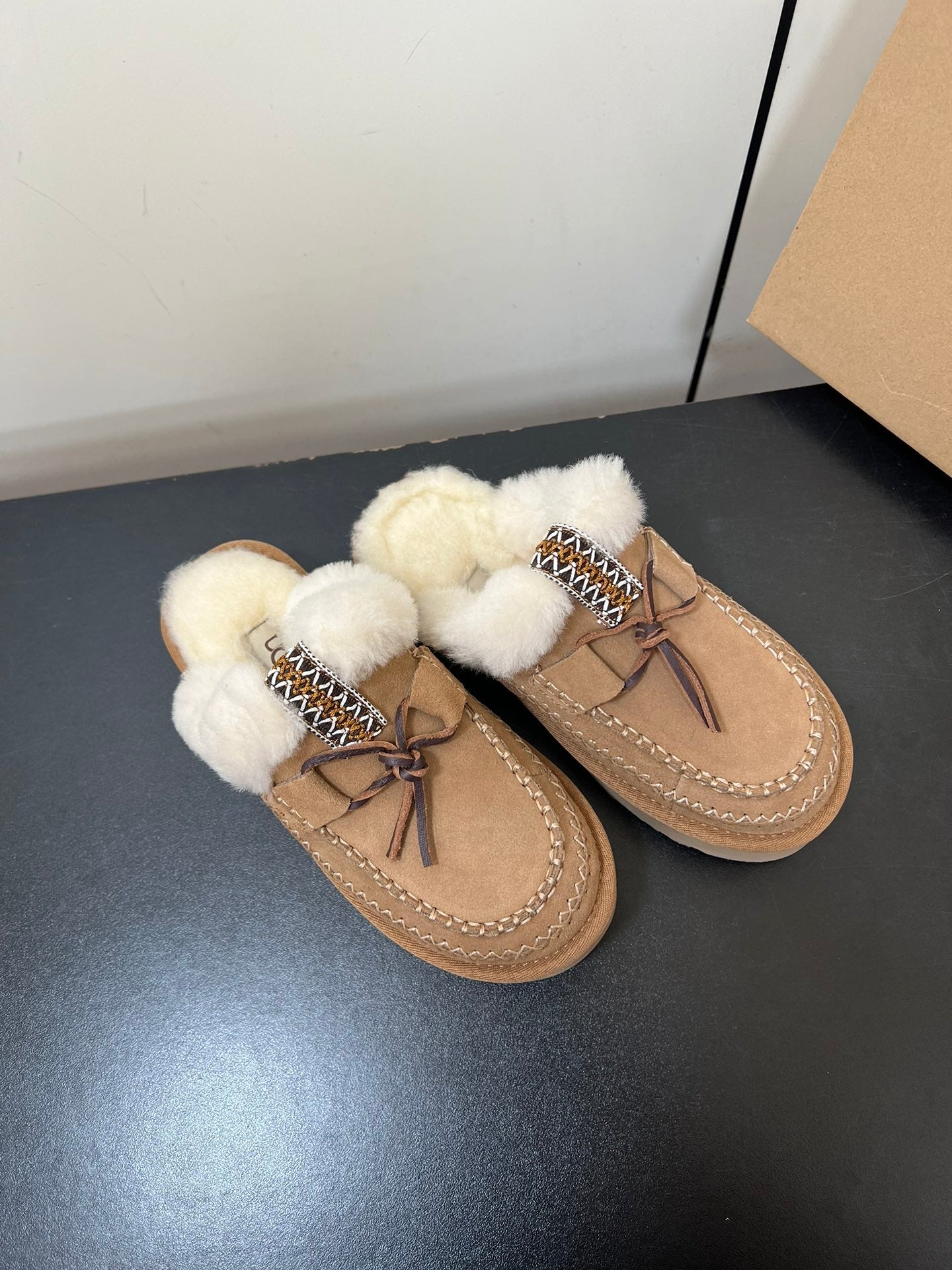 DISQUETTE ALPINE IN PEANUT BROWN SUEDE AND WHITE FLEECE