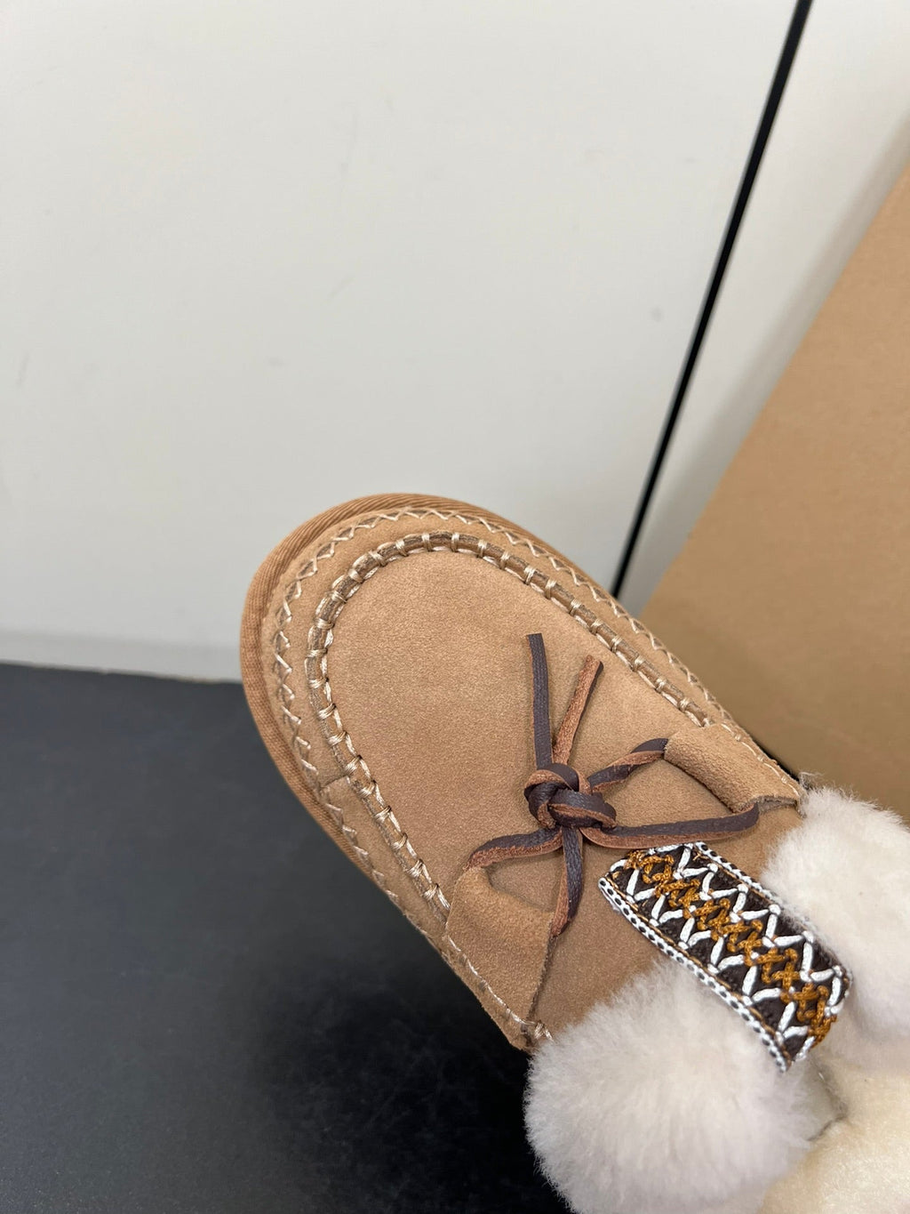 DISQUETTE ALPINE IN PEANUT BROWN SUEDE AND WHITE FLEECE