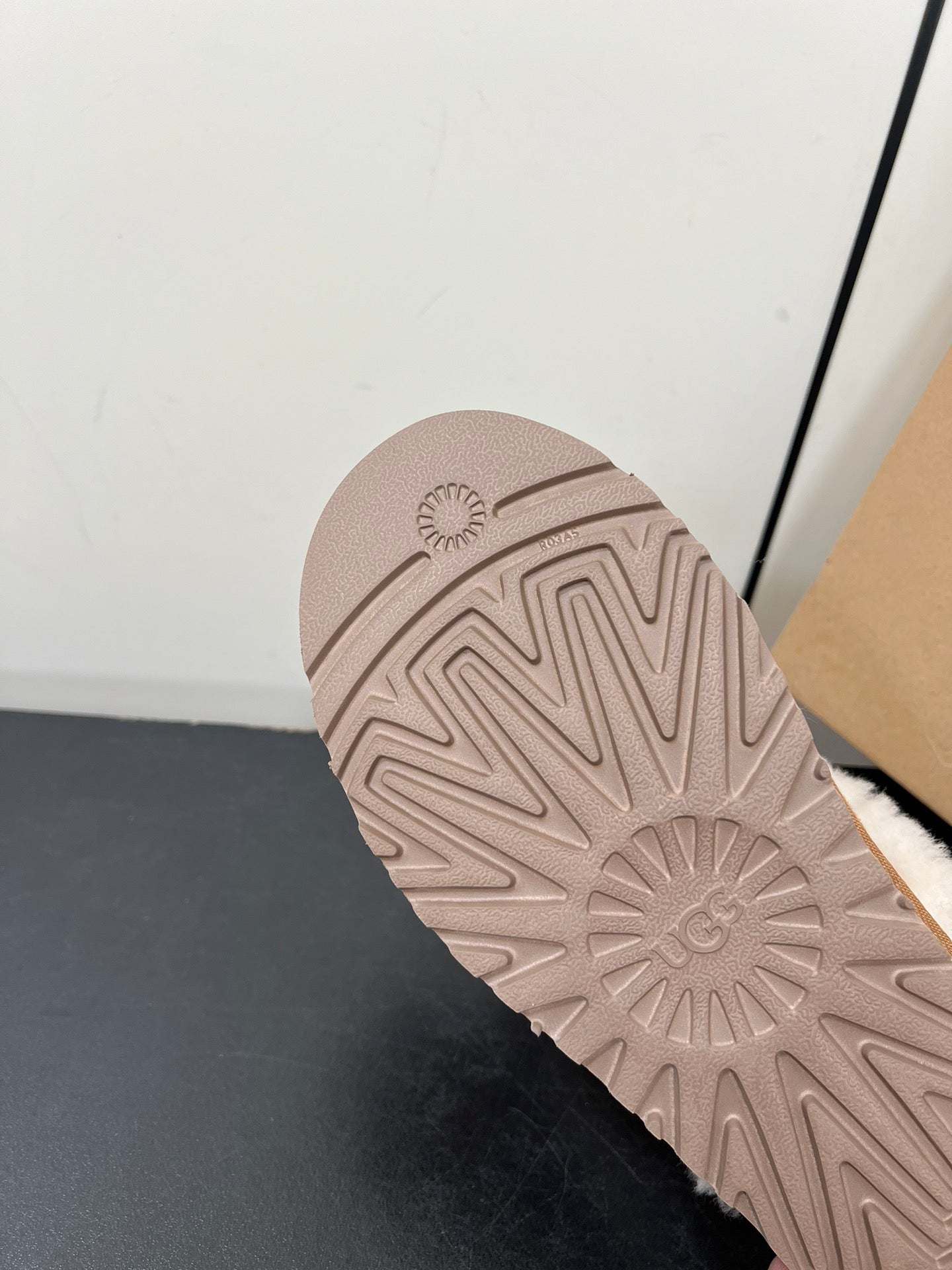 DISQUETTE ALPINE IN PEANUT BROWN SUEDE AND WHITE FLEECE