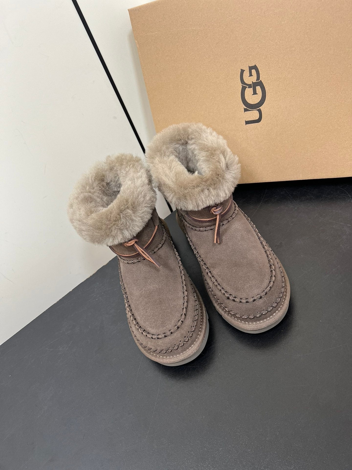 CLASSIC MINI ALPINE IN CEDAR BROWN SUEDE AND FLEECE