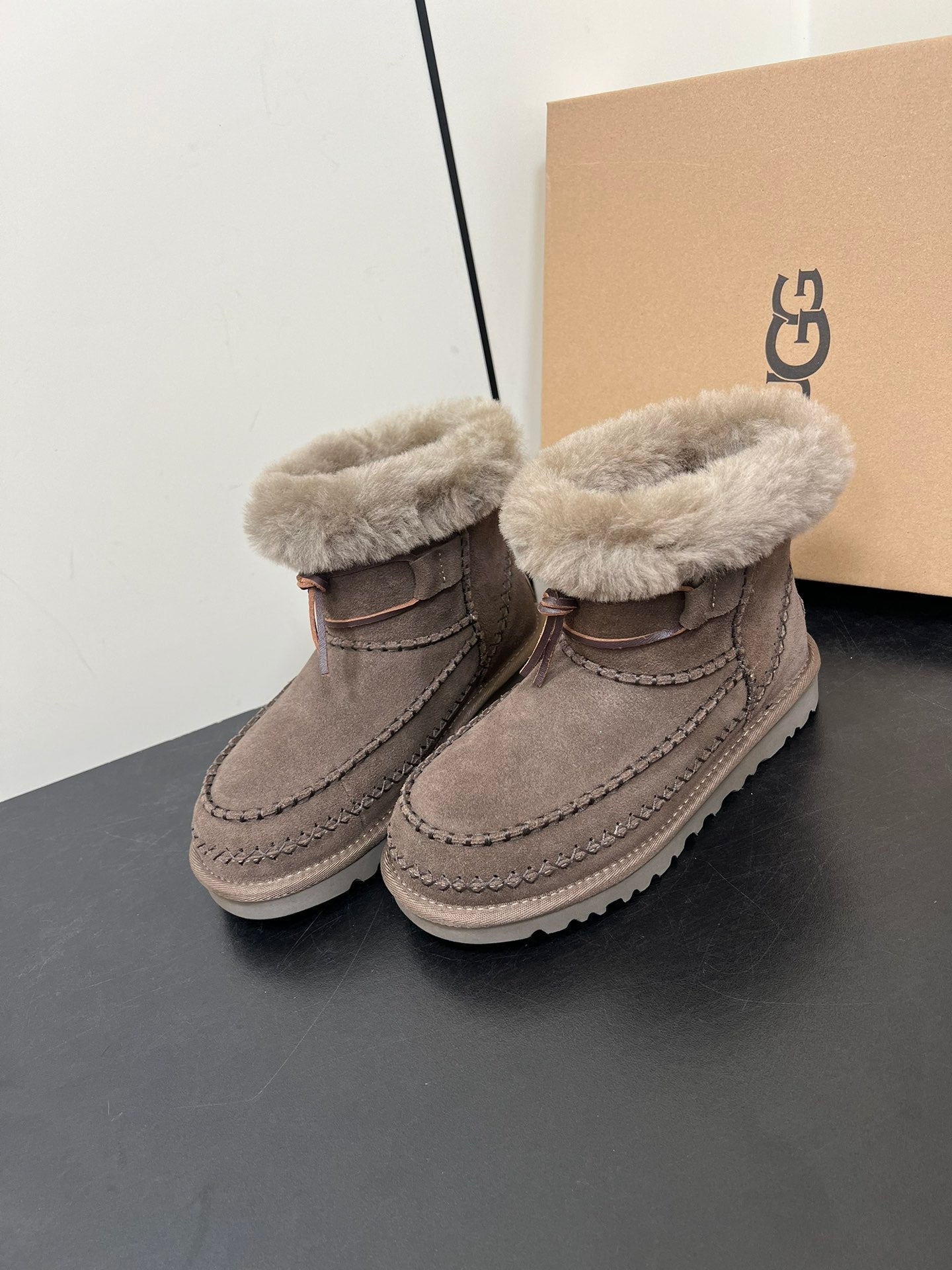 CLASSIC MINI ALPINE IN CEDAR BROWN SUEDE AND FLEECE