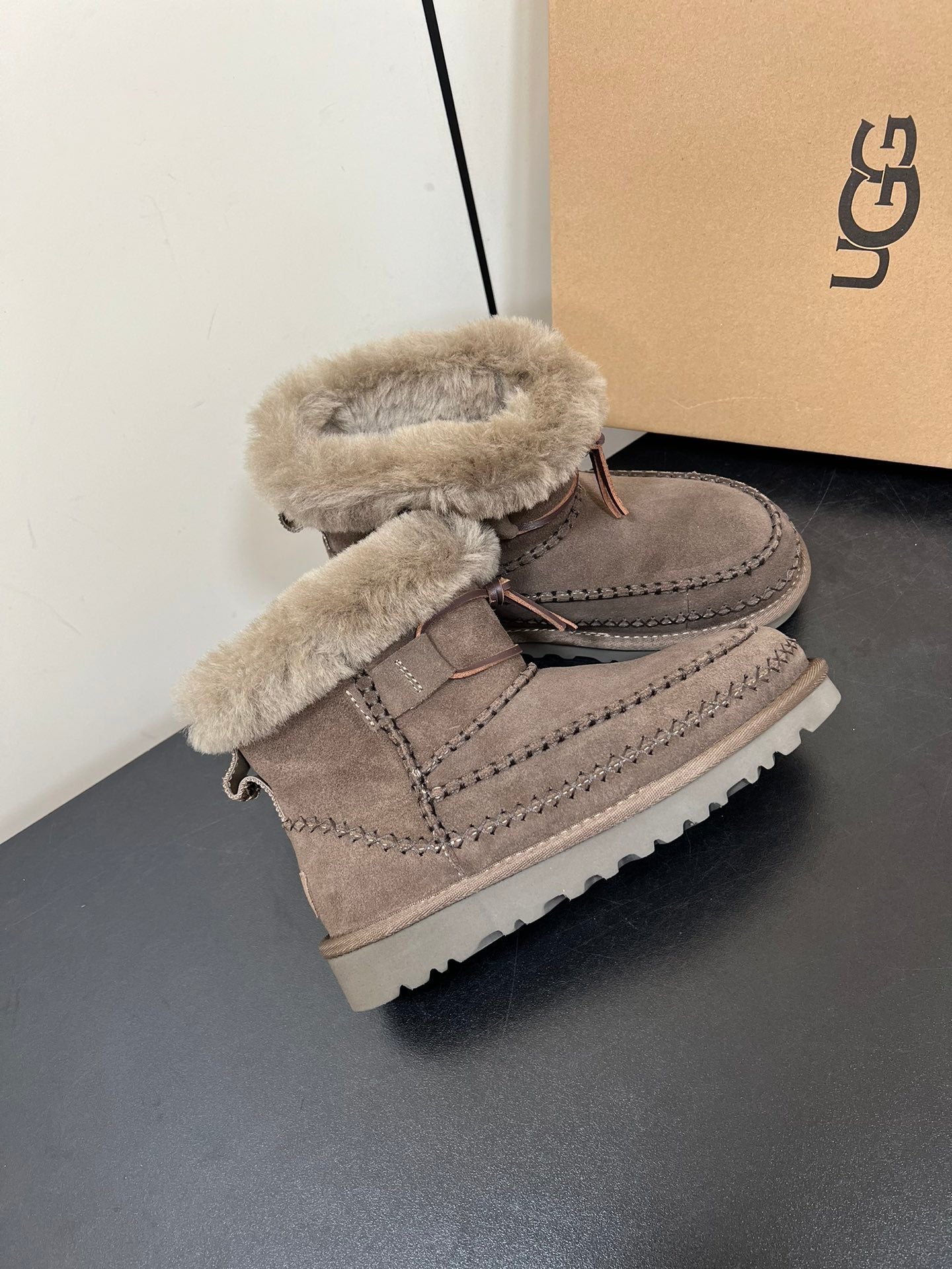 CLASSIC MINI ALPINE IN CEDAR BROWN SUEDE AND FLEECE