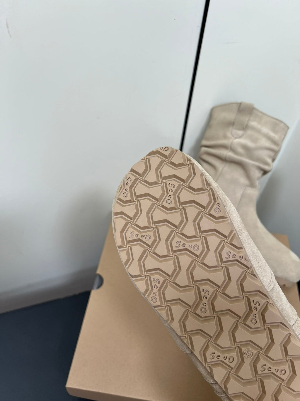STACKED WRINKLE SHORT BOOTS IN KHAKI BROWN SUEDE