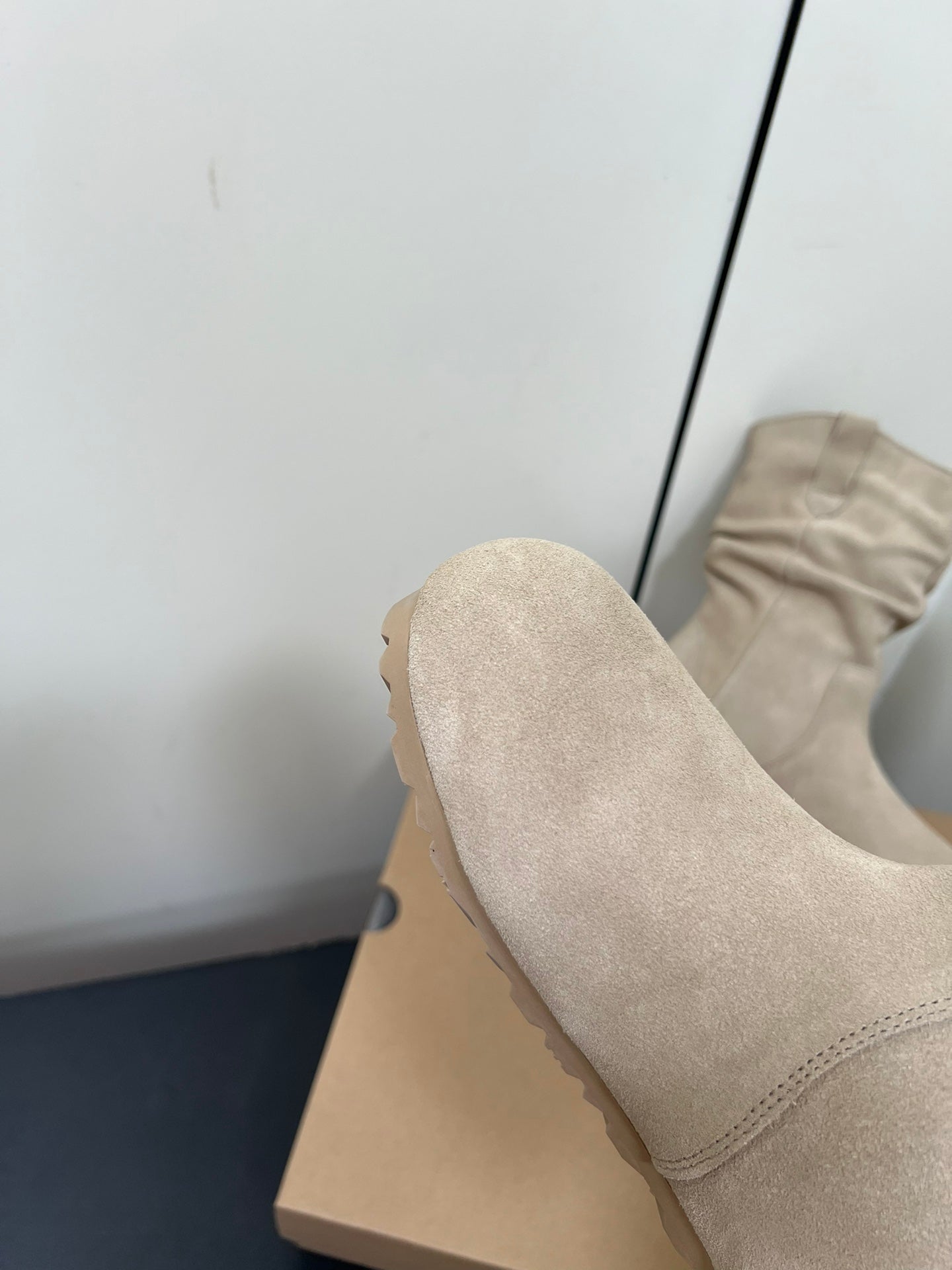 STACKED WRINKLE SHORT BOOTS IN KHAKI BROWN SUEDE